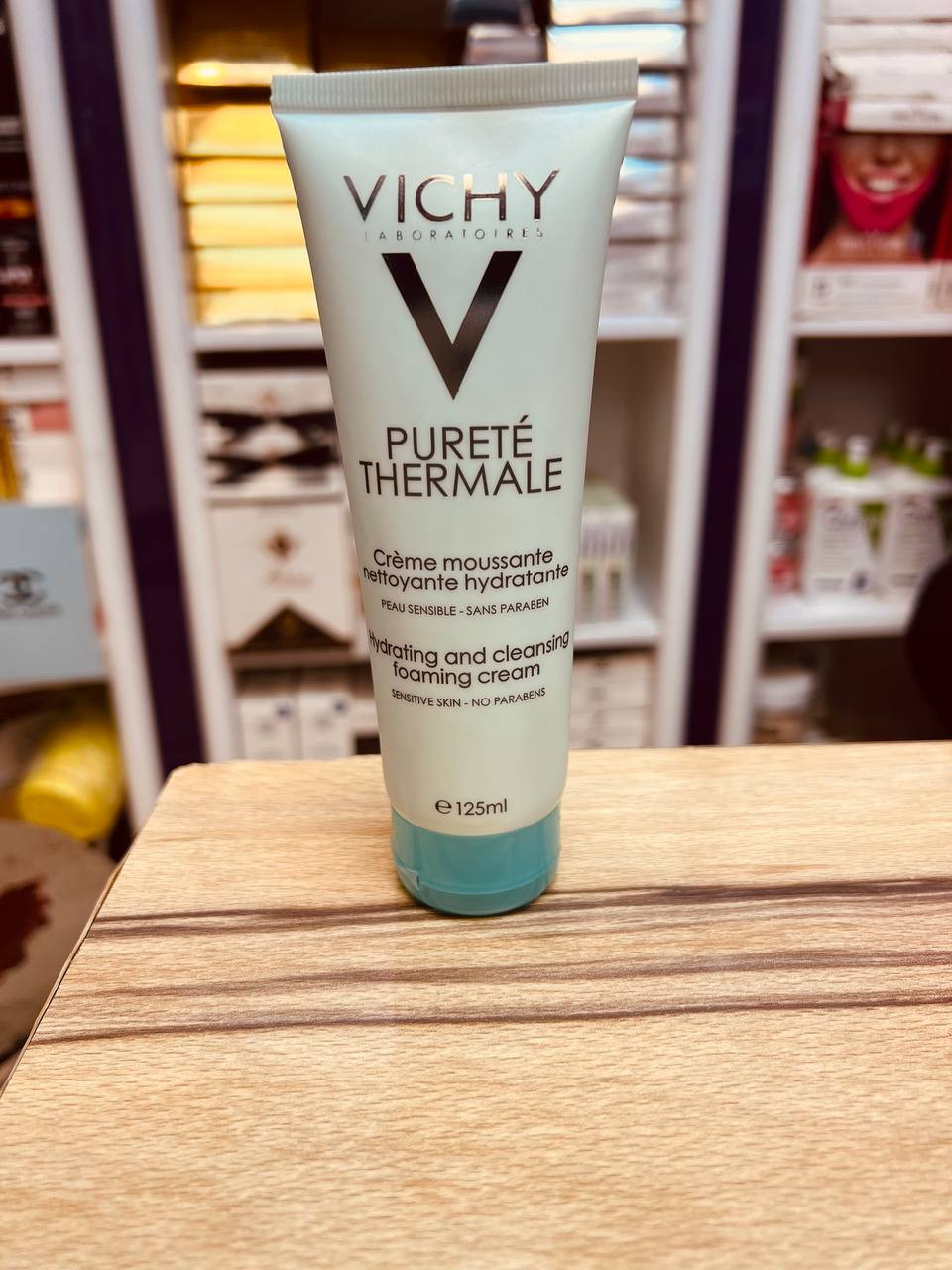 كريم مرطب ومنظف من vichy